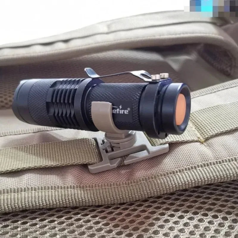 Clip para linterna con anillo en U giratorio 360, trabajo al aire libre, senderismo, montaña, escalada, mochila, soporte de luz, tubo de agua, abrazadera de herramienta para bastón de senderismo